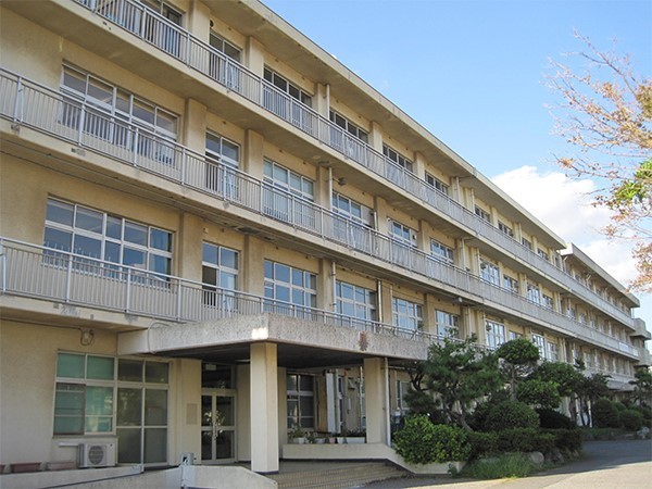 周辺環境:千葉市立高浜中学校(【未来を生き抜く力を創造する知性と感性を磨き、心豊かに、たくましく生きる生徒の育成】)