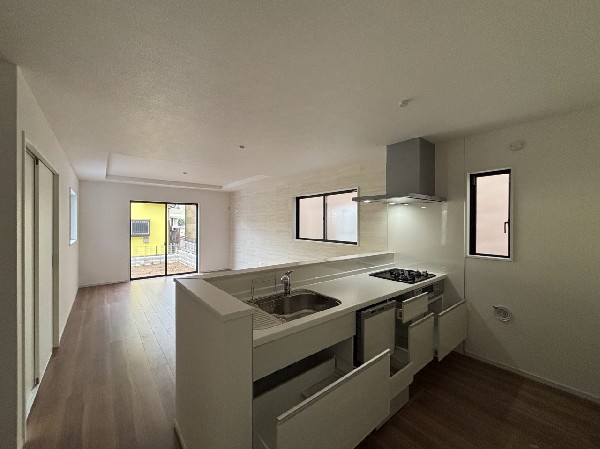 キッチンからのリビングダイニング