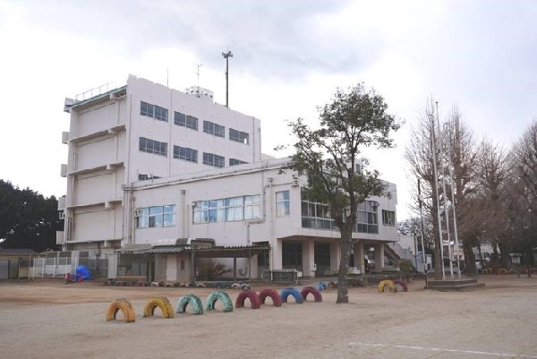 周辺環境:船橋市立飯山満南小学校　地域に伝わる伝統芸能や豊かな自然を教育に取り入れている小学校です。