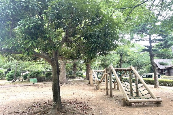 周辺環境:御滝公園　(桜の名所としても知られ、豊かな緑と静寂の中で四季折々の自然を感じられる癒やしの公園。)
