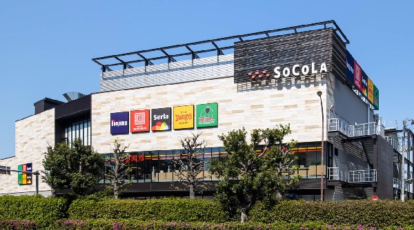 周辺環境:ソコラ南行徳店(行徳駅近くの複合商業施設。スーパーや家電量販店、飲食店などが揃う、地域密着型の買い物拠点。)