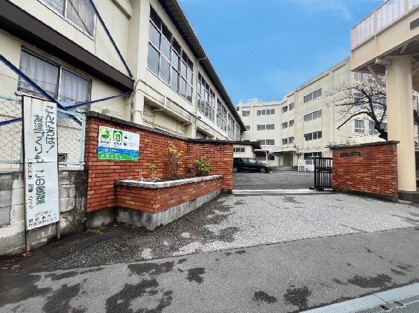 周辺環境:市川市立行徳小学校(いつでも誰かが寄り添ってくれる、心の雨宿りができる学校)
