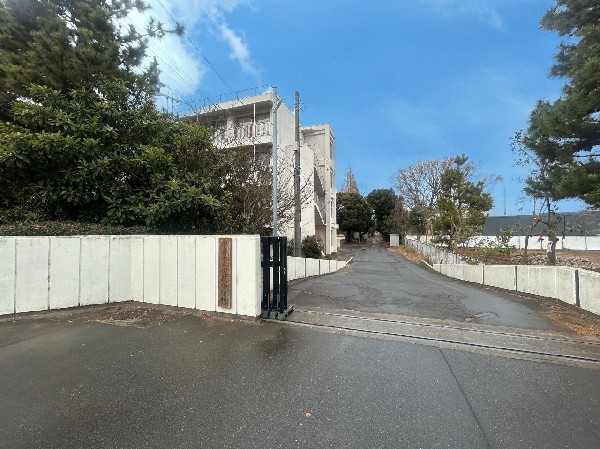 周辺環境:実花小学校(日々の清掃を丁寧に行い、自分たちの場所を愛する学校)