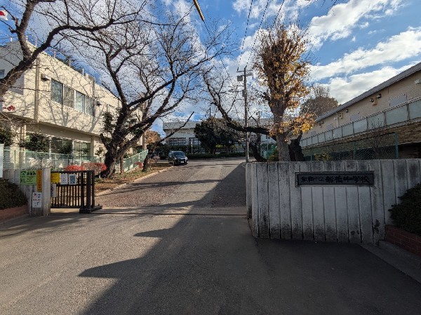 周辺環境:船橋市立船橋中学校(　落ち着いた学びの空間が、深い思考をそっと助けてくれる学校)