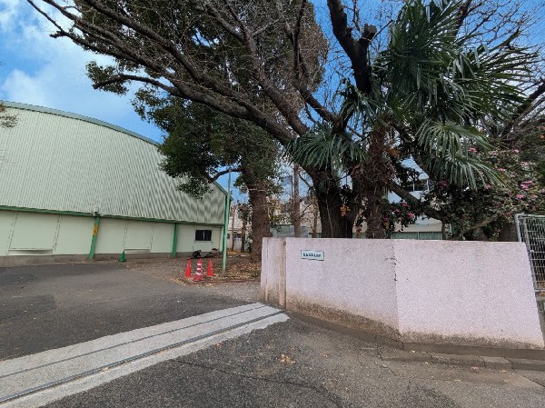 周辺環境:船橋市立飯山満小学校　(卒業生の背中を見ながら、将来への希望を膨らませる学校)