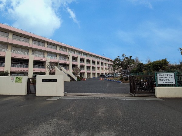 周辺環境:船橋市立船橋中学校　(落ち着いた学びの空間が、深い思考をそっと助けてくれる学校)