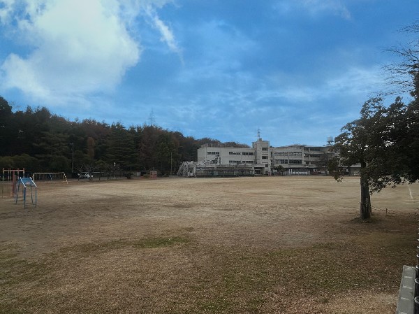 周辺環境:藤崎小学校(緑に囲まれた環境の中で、伸び伸びと心を解放できる学校)