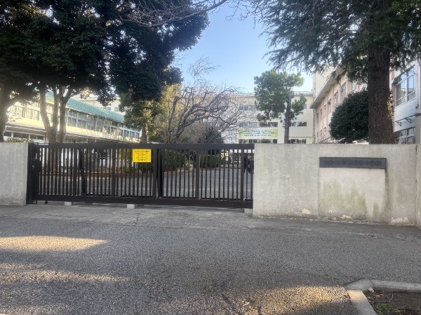 周辺環境:船橋市立習志野台中学校　(みんなの前で話す経験を通じ、自分を伝える勇気を養う学校)