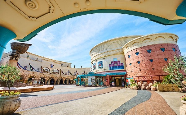 周辺環境:イクスピアリ(東京ディズニーリゾート内にある、物語性に溢れた街並みが特徴の商業施設。多彩なショップや映画館が揃う。)