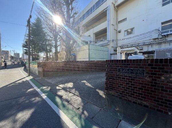 周辺環境:市川市立真間小学校　(学年をこえた交流の中で、きょうだいのような絆が育つ学校)