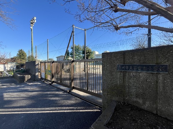 周辺環境:百合台小学校(安心できるルールのもと、伸び伸びと活動を楽しめる学校)