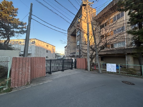 周辺環境:大和田中学校(　地域の皆さんの温かさに包まれ、のびのびと過ごせる学校)