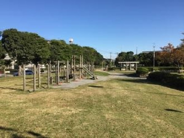 周辺環境:香澄近隣公園（香澄ふれあい公園）_(習志野市香澄にある、広大な芝生と水遊び場が人気の公園。四季折々の自然やBBQも楽しめる憩いのスポット。)