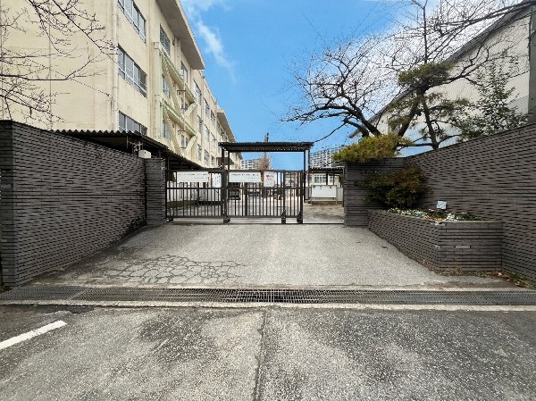 周辺環境:新井小学校　(言葉を丁寧に選び、優しいコミュニケーションを大切にする学校)