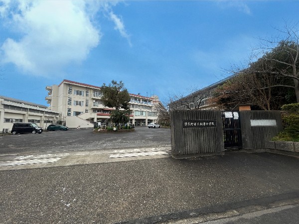 周辺環境:秋津小学校　(自分の感情を大切にしつつ、相手も思いやれる心を育む学校)