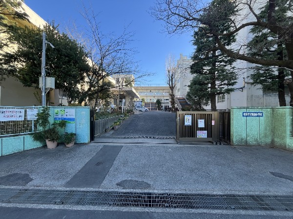 周辺環境:鶴指小学校　(他人の痛みを知り、そっと手を差し伸べられる優しさを育む学校)