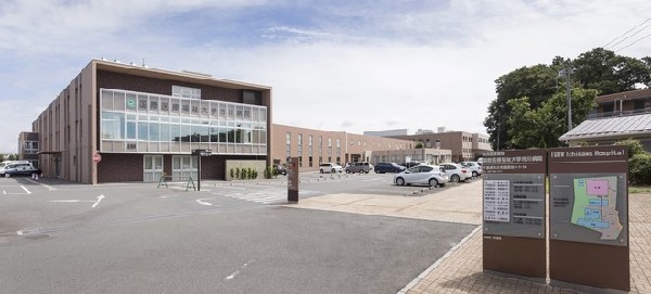 周辺環境:学校法人国際医療福祉大学国際医療福祉大学市川病院　(市川市国府台にある総合病院。高度な医療設備とリハビリ機能を有し、地域医療の拠点として患者に寄り添います。)