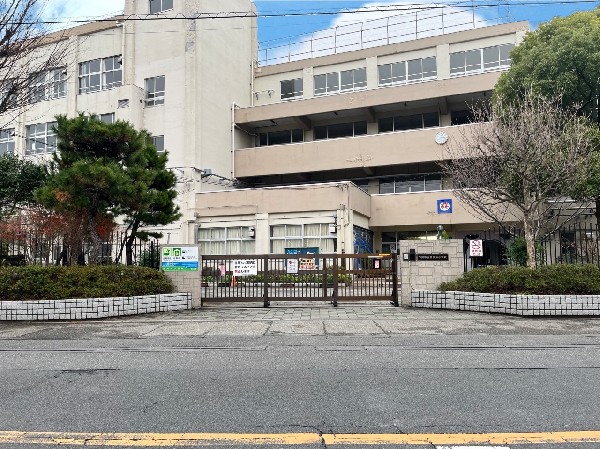 周辺環境:富美浜小学校　(周囲の支えに感謝し、ありがとうの声を大切にする学校)