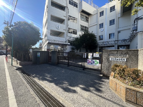 周辺環境:大洲中学校(澄んだ空気のような、穏やかで落ち着いた学びの場がある学校)