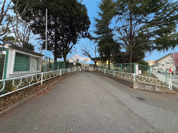 周辺環境:さつきが丘西小学校(基礎を大切に扱い、学ぶことの楽しさをそっと伝える学校)