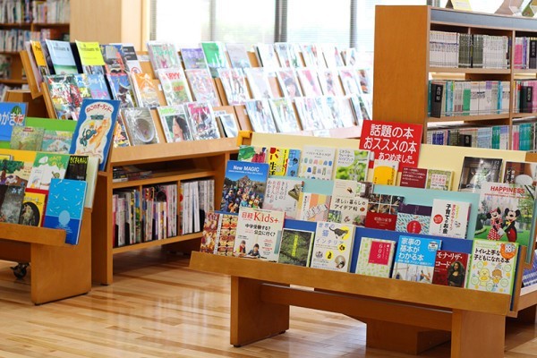 周辺環境:浦安市立図書館堀江分館　(堀江公民館内にあり、地域の人々に親しまれる身近な図書館。児童書も充実し、静かに読書を楽しめる空間です。)