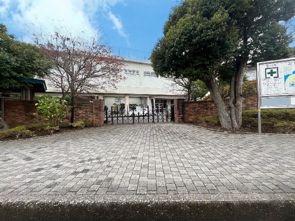 周辺環境:南行徳小学校　(自分のペースで着実に、できることを増やしていける学校)