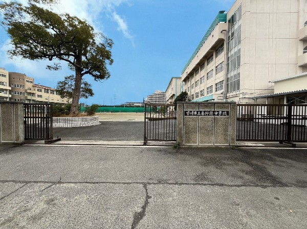 周辺環境:南行徳中学校　(勇気を出した一歩を、みんなで温かく応援してくれる学校)