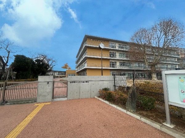周辺環境:大久保小学校　(本を読む静かな時間を楽しみ、知識を広げていける学校)