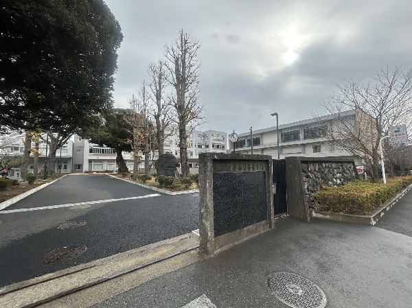 周辺環境:第二中学校　(言葉に出さなくても伝わる、温かな空気感を大切にする学校)