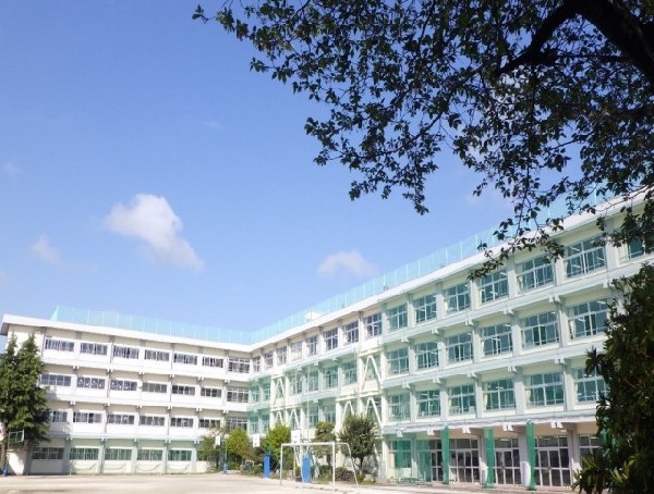 周辺環境:鎌ケ谷市立第二中学校(先生の優しい言葉が、学びのやる気をそっと支えてくれる学校)