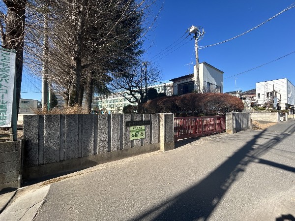 周辺環境:第二中学校　(広い心で友達を迎え、誰にとっても安心できる場所となる学校)