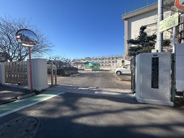 周辺環境:東部小学校　(静かに考える時間を持ち、自分を大切にする心を養う学校)