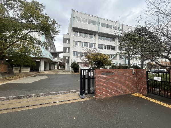 周辺環境:第一中学校　(進路についても一緒に悩み、最適な道を共に探してくれる学校)