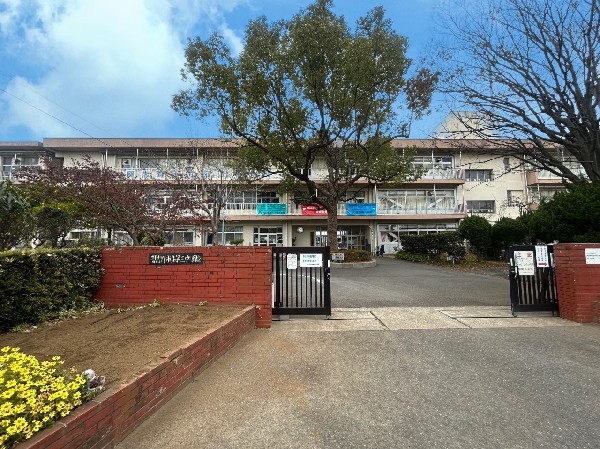 周辺環境:第三中学校　(友達のしあわせを、自分のことのように喜べる学校)