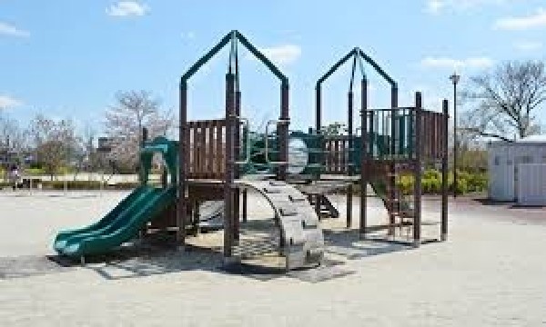 周辺環境:勝田台中央公園(広々とした芝生や遊具、野球場を備えた、市民の憩いの場として親しまれる公園です。)