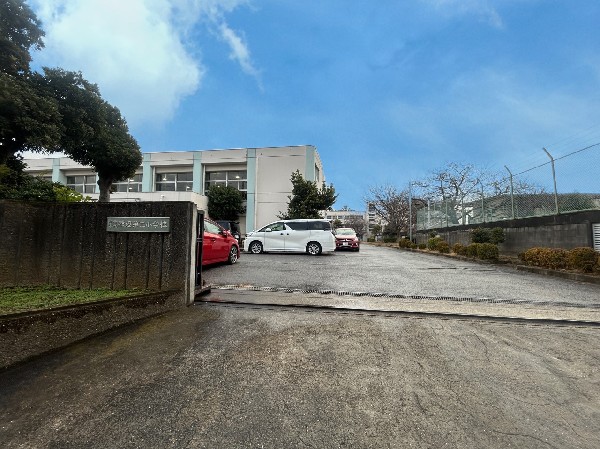 周辺環境:千葉市立磯辺第三小学校　(落ち着いた言葉のやり取りが、心に安心をくれる学校)