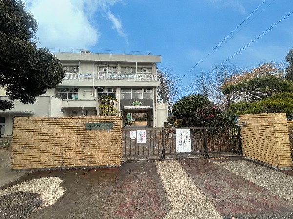 周辺環境:実籾小学校　(心がほっとするような、温かな言葉が廊下を流れる学校)