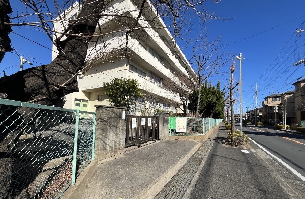 周辺環境:塩焼小学校　(お互いの違いを楽しみ、広い心で人と接する力を育む学校)
