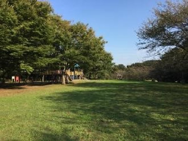 周辺環境:屋敷近隣公園_(習志野市屋敷の住宅街にある、広い芝生と遊具が揃う公園。散歩や子供の遊び場として親しまれる憩いの場です。)