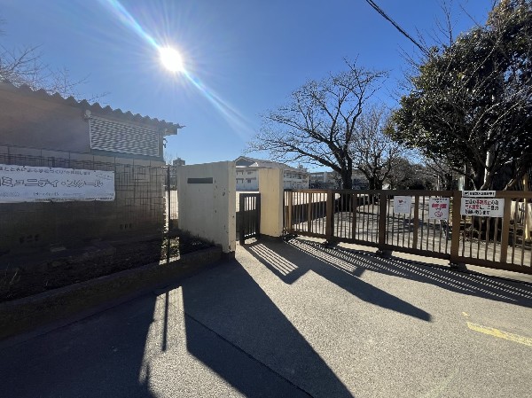 周辺環境:第一中学校　(毎日の中に小さな楽しみを見つけ、心を豊かに保てる学校)