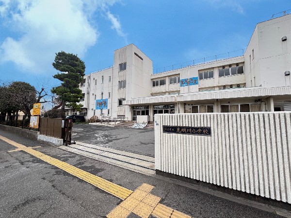 周辺環境:浦安市立見明川小学校　(笑顔のあいさつからはじまり、一日を気持ちよく過ごせる学校)