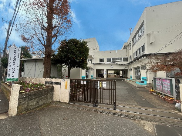 周辺環境:屋敷小学校　(困っている友達を自然に助け、優しさが循環している学校)