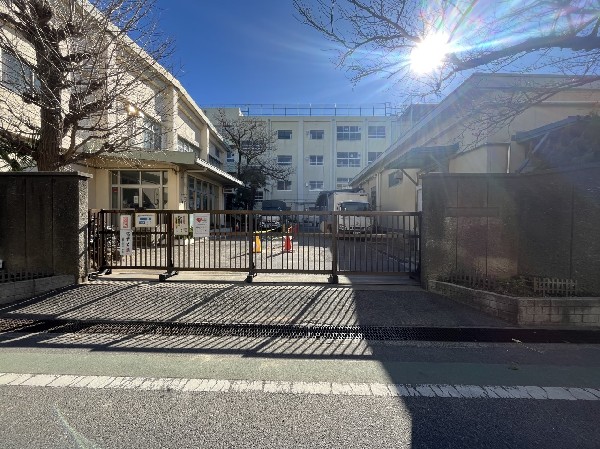 周辺環境:i市川市立信篤小学校(将来の夢をふんわりと思い描き、今を大切に歩んでいく学校)
