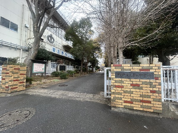 周辺環境:第四中学校　(毎日の中に学びの種を見つけ、大切に育てていける学校)