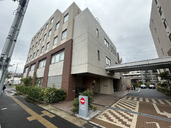周辺環境:浦安中央病院　(内科や整形外科など幅広い診療科を備え、救急告示病院として地域医療を支える、浦安市東野の中核的な病院。)